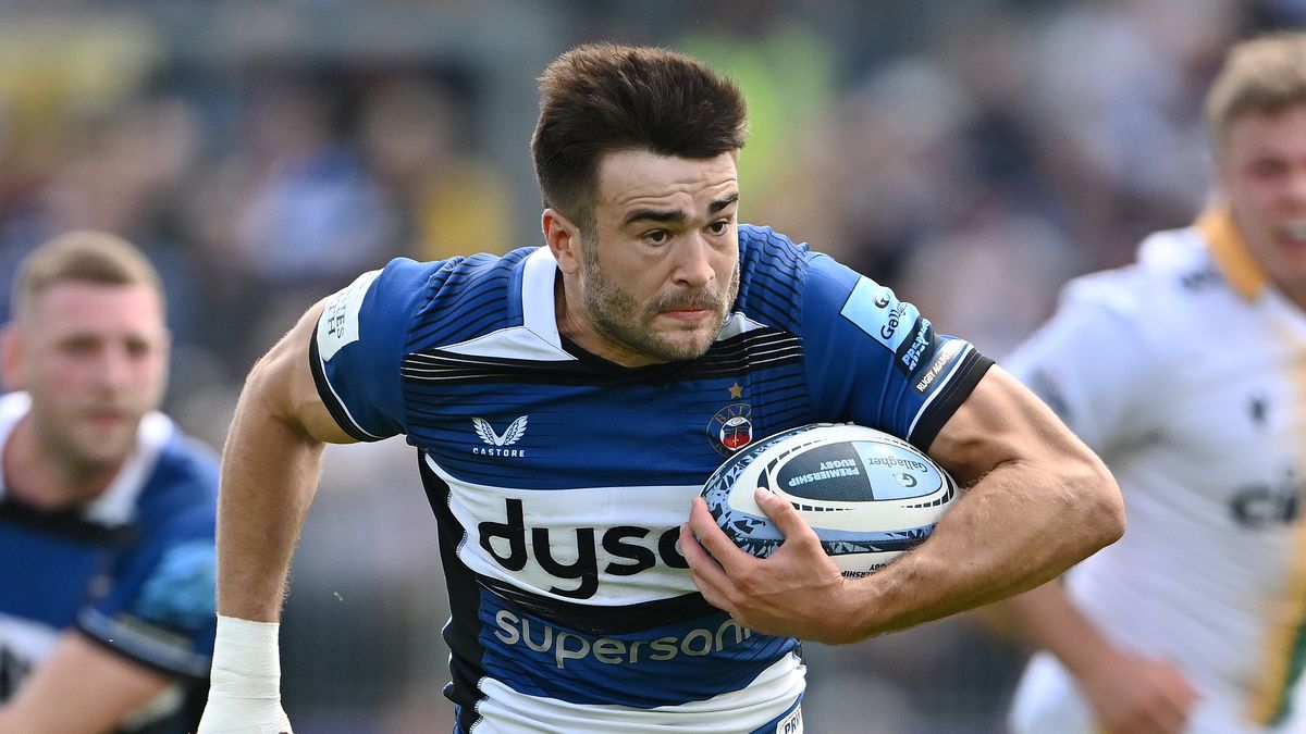 BATH, ENGLAND - MAY 18: Will Muir of Bath makes a break to score his side&#039;s second try ahead of the Bath vs Sale Premiership rugby semi-final 2024