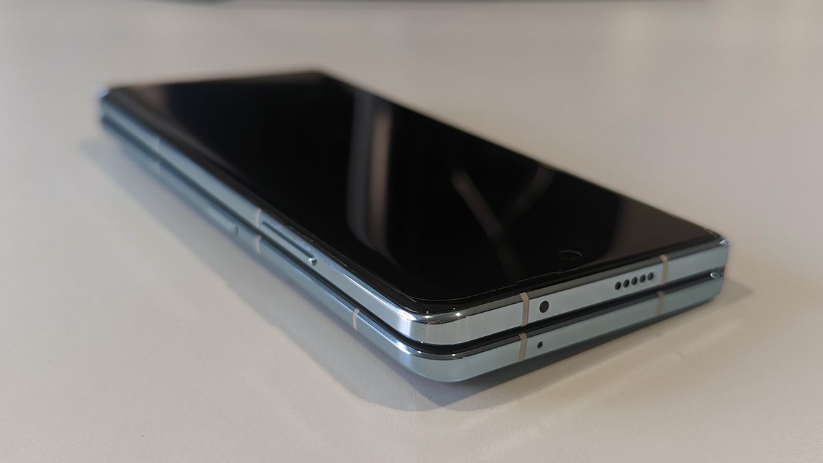 Honor Magic Vs hands-on closed front angled