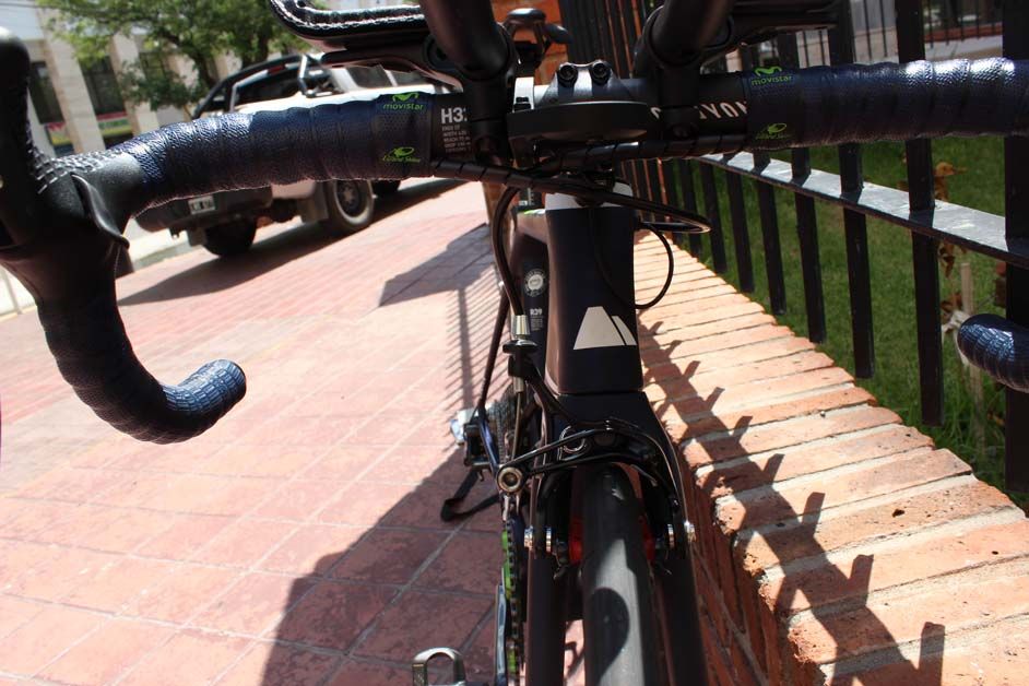 Front on, Quintana's Canyon Ultimate CF SLX with the clip on aero bars