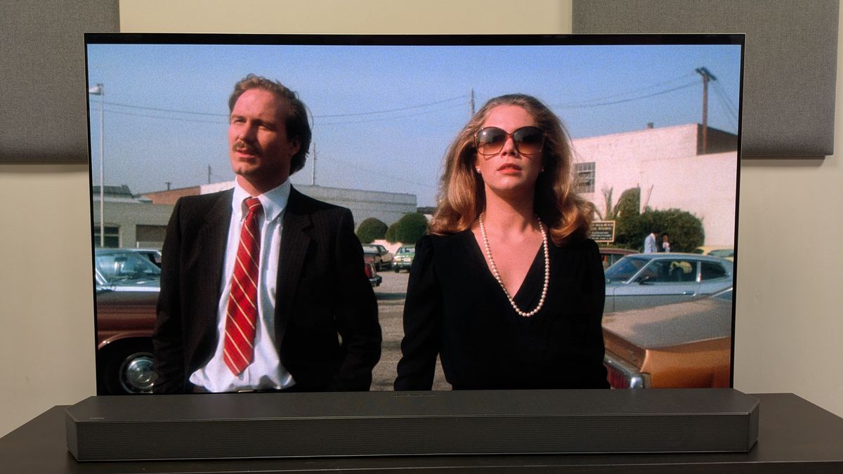 Body Heat 4K Blu-ray on LG G5 showing Ned and Matty both dressed in black