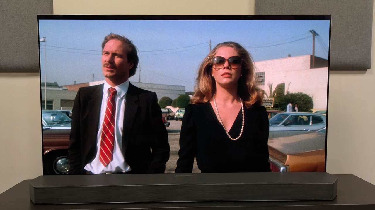 Body Heat 4K Blu-ray on LG G5 showing Ned and Matty both dressed in black