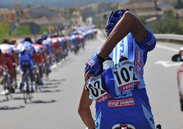 Eros Capecchi (Fuji) loads up with water on a hot day in the Vuelta.