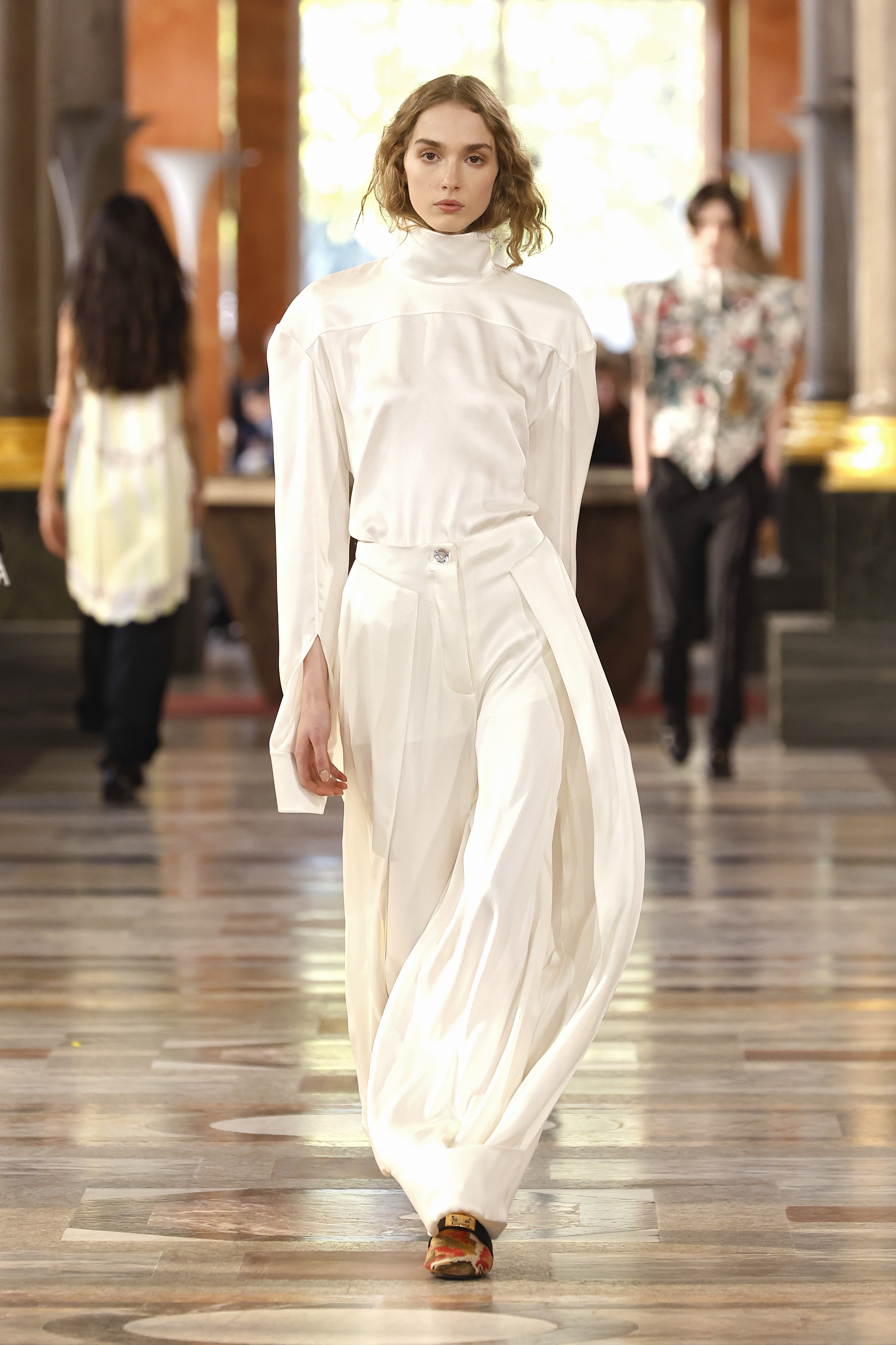 A model wearing Emma Stone's white set on the Louis Vuitton Spring 2026 runway