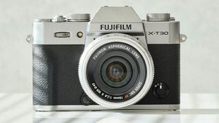 L'appareil photo Fujifilm X-T30 II posé sur une table