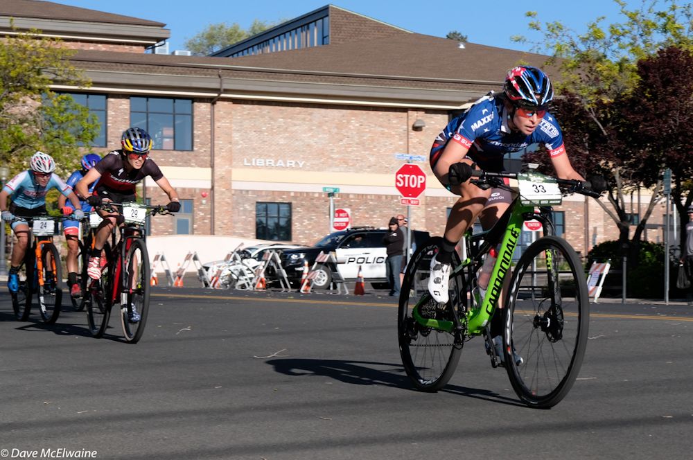 Erin Huck (Scott 3Rox Racing) descending with a small gap with one lap remaining