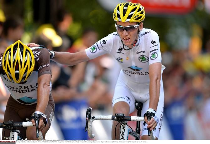 Romain Bardet thanks Dumoulin for his help