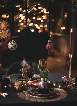 purple and gold christmas new year dining table tablescape by Maisons du Monde