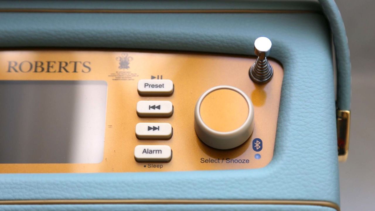a closeup of the controls on the roberts revival radio