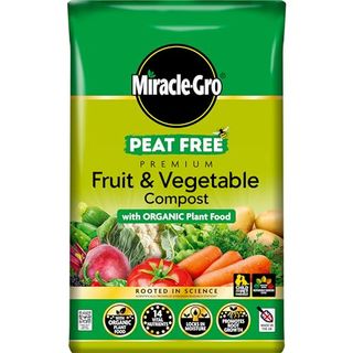 Miracle-Gro Peat Free Premium Fruit & Vegetable Compost With Organic Plant Food, 40 Litre