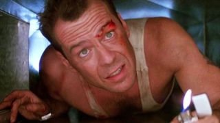 Bruce Willis kryper genom en fläktgång i den första Die Hard-filmen.