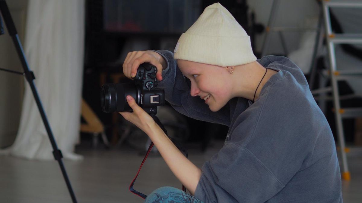 An image of 16 year old Elizabeth Hatton, an aspiring photographer battling terminal cancer 