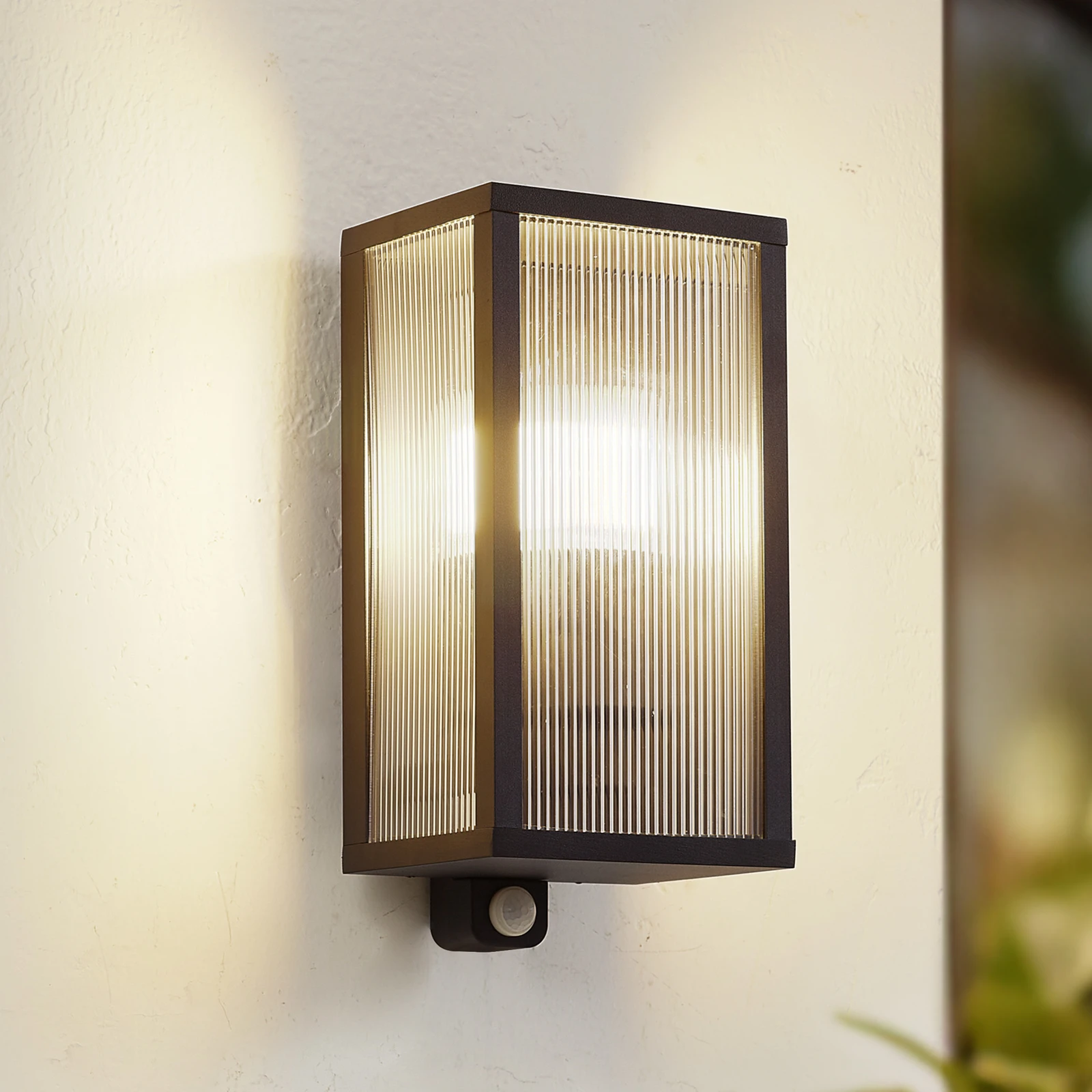 Lindby Peldar Outdoor Wall Lamp, Sensor, Ribbed, Ip44, E27