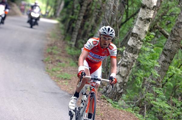 Stefano Garzelli (Acqua &amp; Sapone) on the attack.