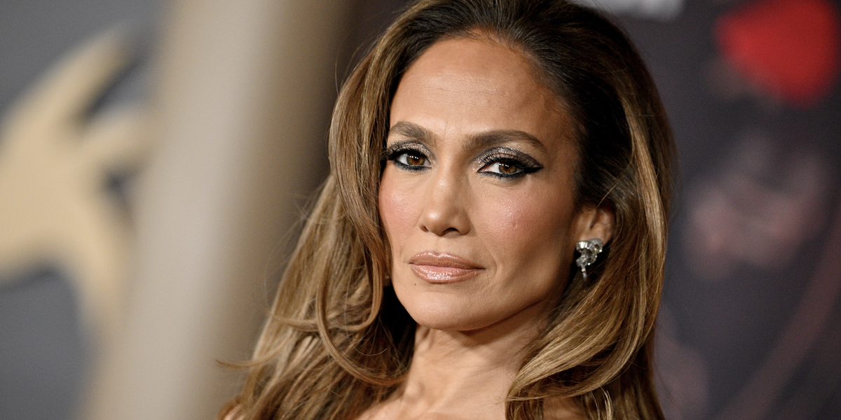 珍妮佛洛佩茲 (Jennifer Lopez) 穿著備受爭議的低腰喇叭牛仔褲搭配天鵝絨高跟鞋和罕見的柏金包