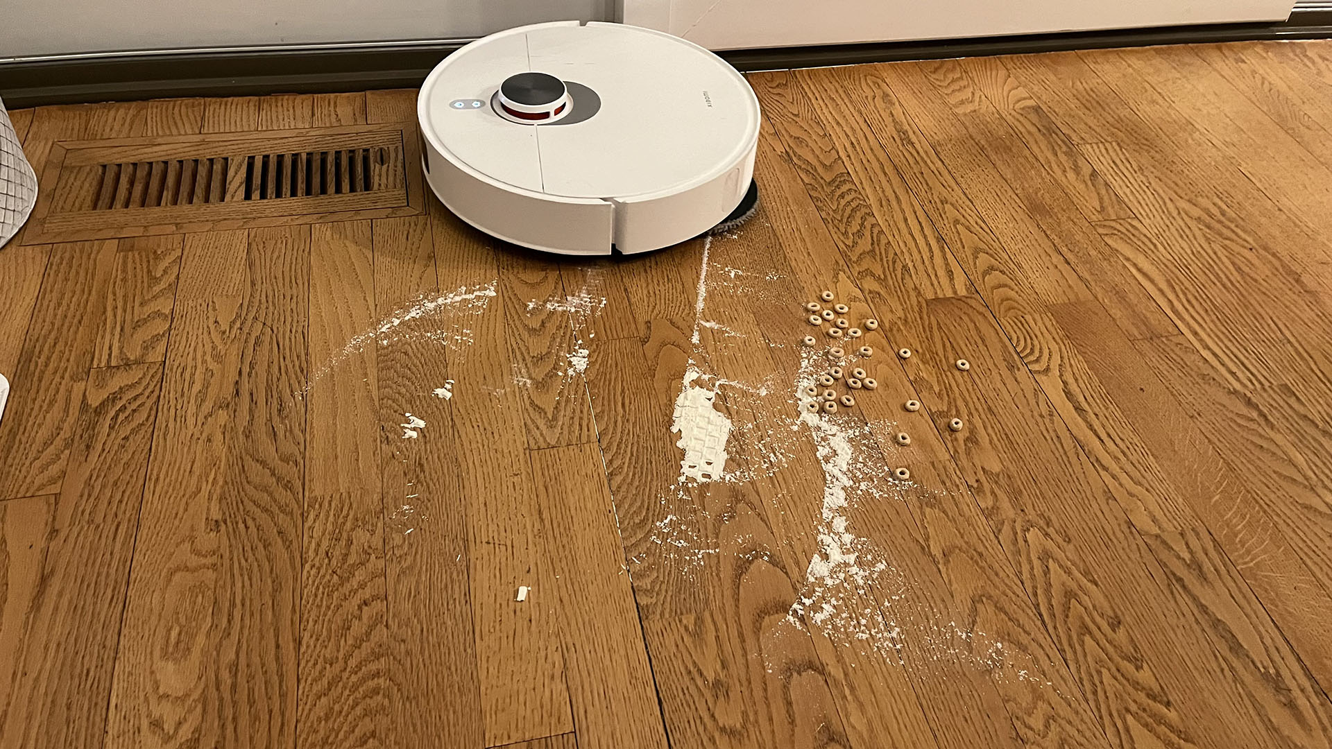 Xiaomi X20 Pro robot vacuum trying to vacuum up flour and cereal from a hard floor