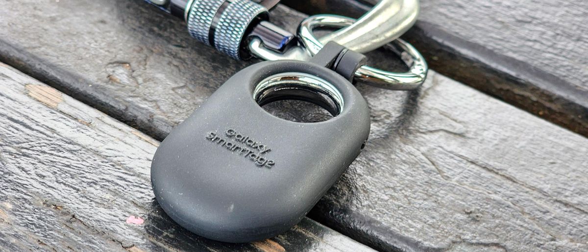 samsung Galaxy SmartTag 2 chained to a carabiner