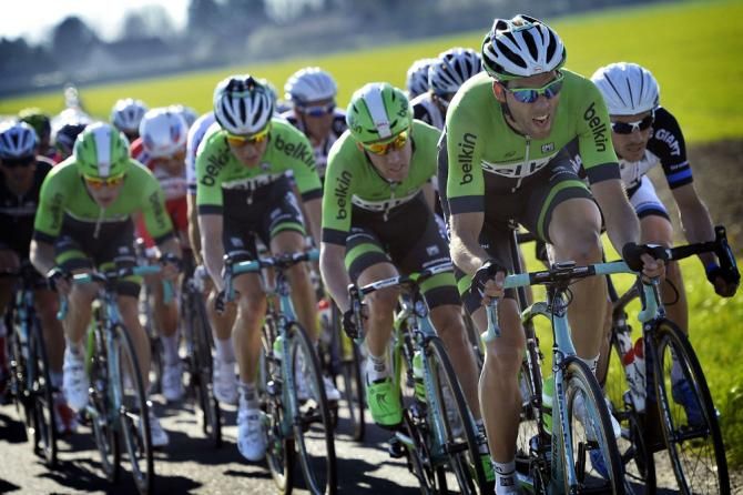 Team Belkin drive the peloton on stage 1