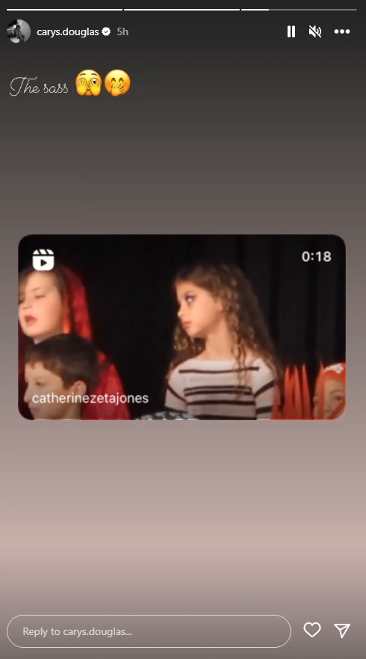 Carys Zeta Douglas repostet das Video von Catherine Zeta Jones, in dem sie als Kind unterschrieben hat.