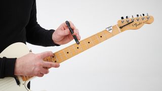 Checking a guitar's neck relief