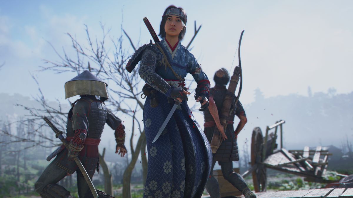 Assassin&#039;s Creed Shadows immersive mode - Naoe holding a tanto in her hand as two guards fall to the ground behind her.