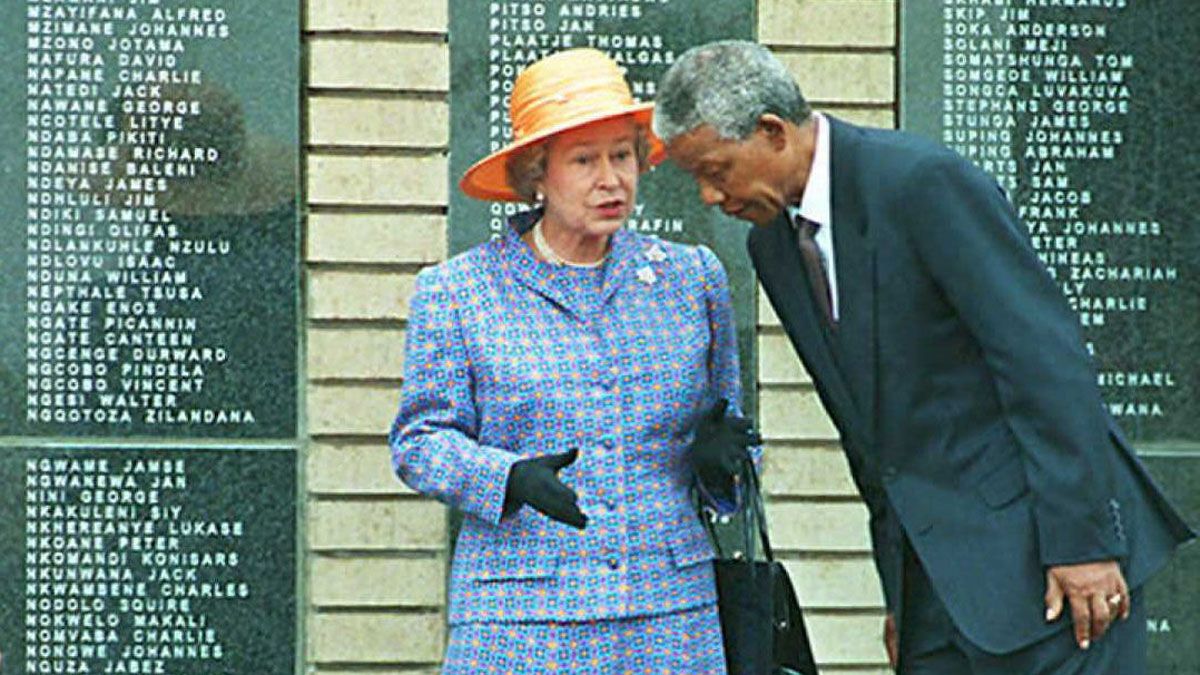 1991: Nelson Mandela talks to the Queen at a memorial to commemorate 600 black South African soldiers who died in WW1