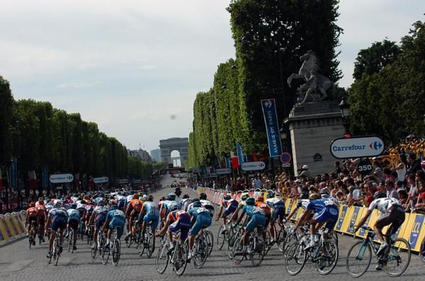 The peloton on the Champs-&Eacute;lys&eacute;es in Paris.