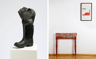 Boot and photographic canvas, Table avec briques