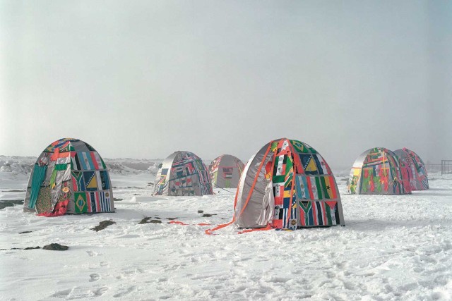Lucy + Jorge Orta, « Antarctic Village - No Borders », 2007-2021.CreditCourtesy Lucy + Jorge Orta. Musée national de l’histoire de l’immigration, Paris © Photo de Thierry Bal © ADAGP, Paris, 2025.