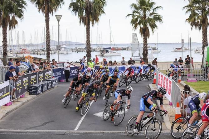 The men's peloton charge around one of the turns