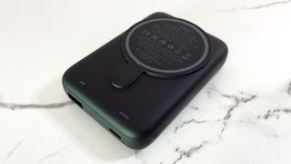 The charging pad of the INIU B43 power bank sits on a marble-effect surface.