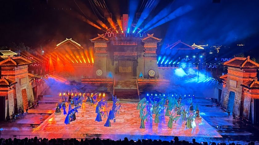 The “Red Cliff: Borrowing the East Wind” cultural performance combines live performance, sets, and projection technology.