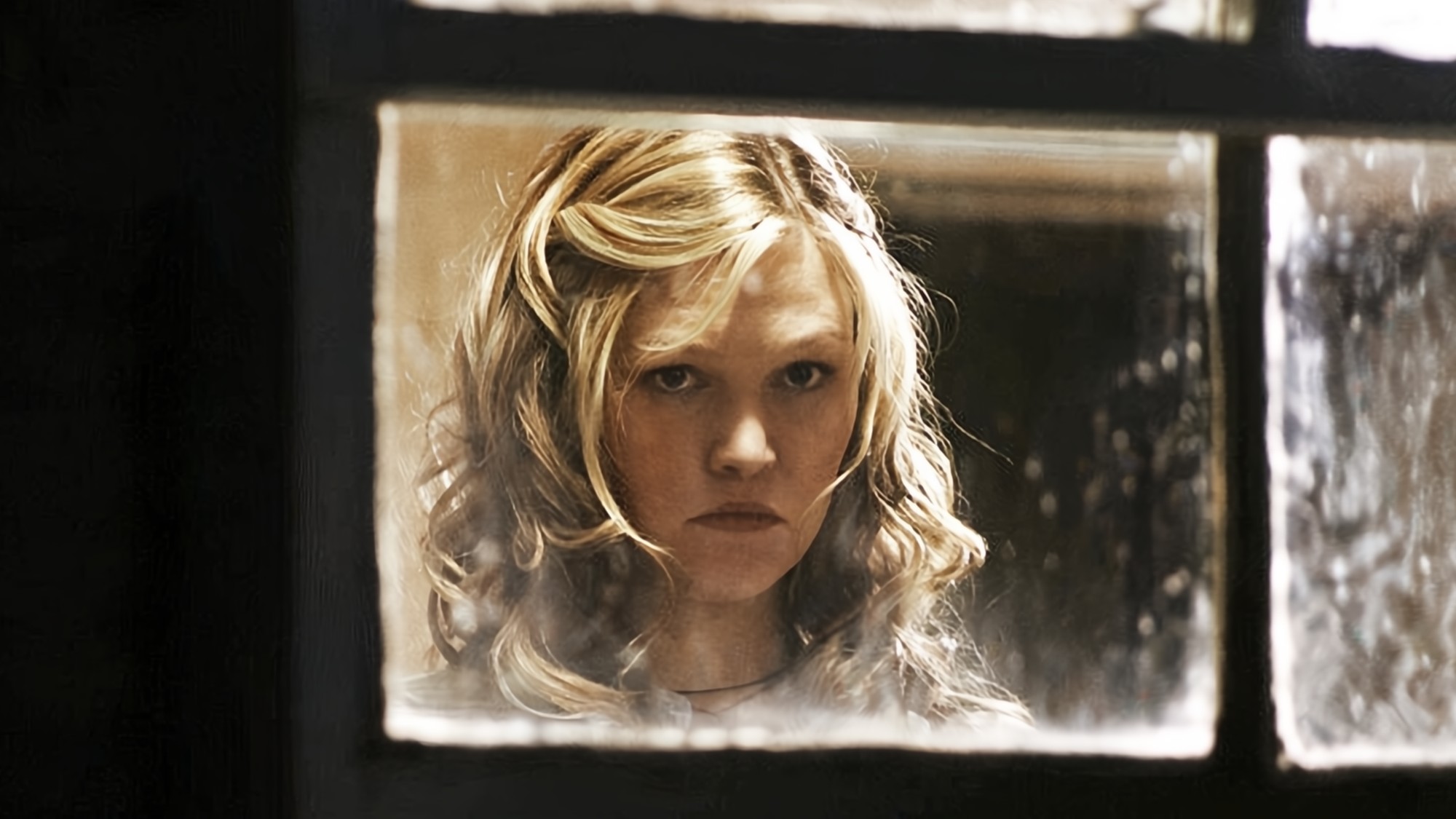 Julia Stiles in Cry of the Owl