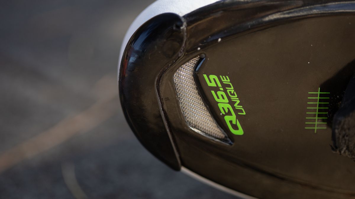 Q36.5 Unique Shoe front of carbon outsole with toe protection