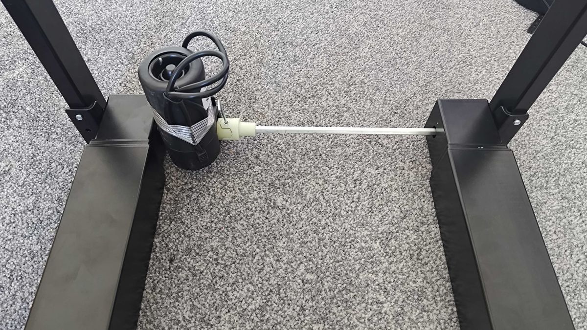 Flexispot E7 Plus standing desk mechanism with rod connecting motor to gears on other side of legs