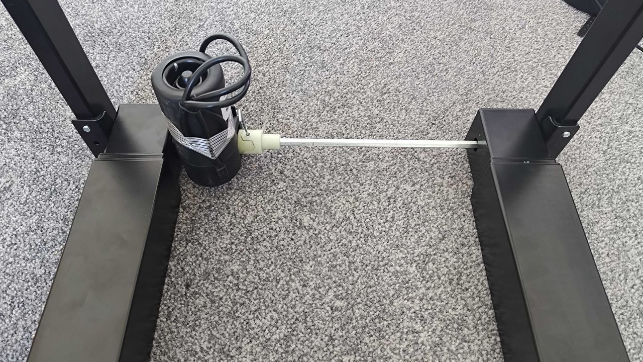 Flexispot E7 Plus standing desk mechanism with rod connecting motor to gears on other side of legs