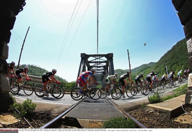 The peloton crossing a set of railway tracks
