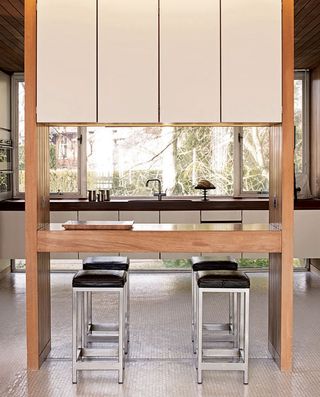 Kitchen with floating units and stools