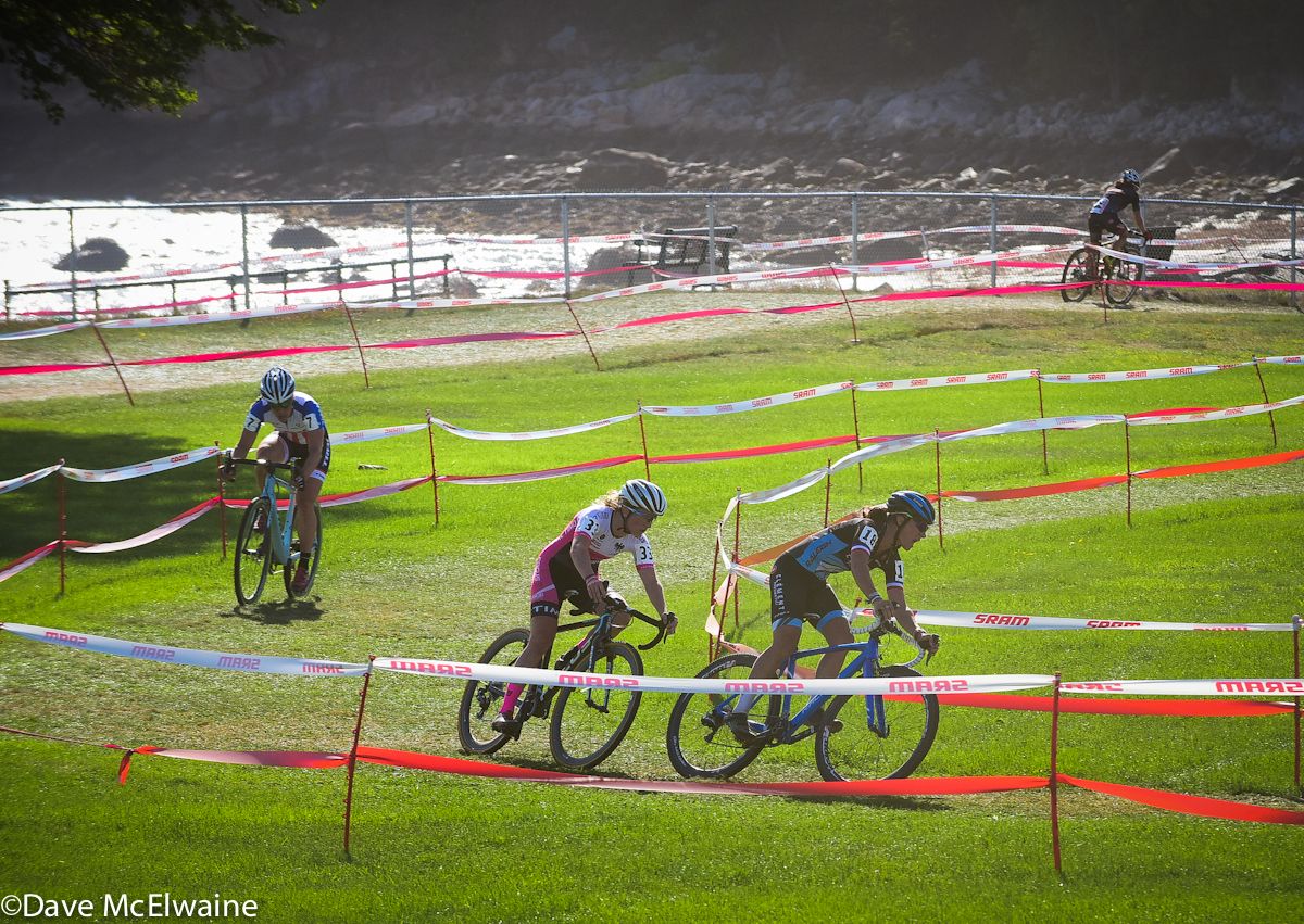 Katie Compton (Trek Factory Racing) closing down a gap to Caroline Mani and Ellen Noble