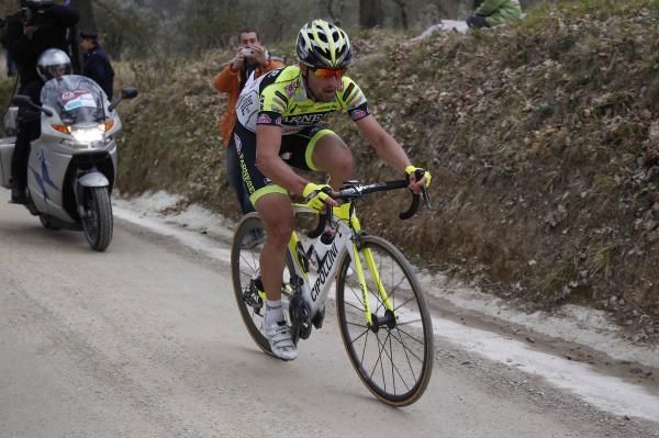Oscar Gatto (Farnese Vini-Neri) in action in the Montepaschi Strade Bianche.