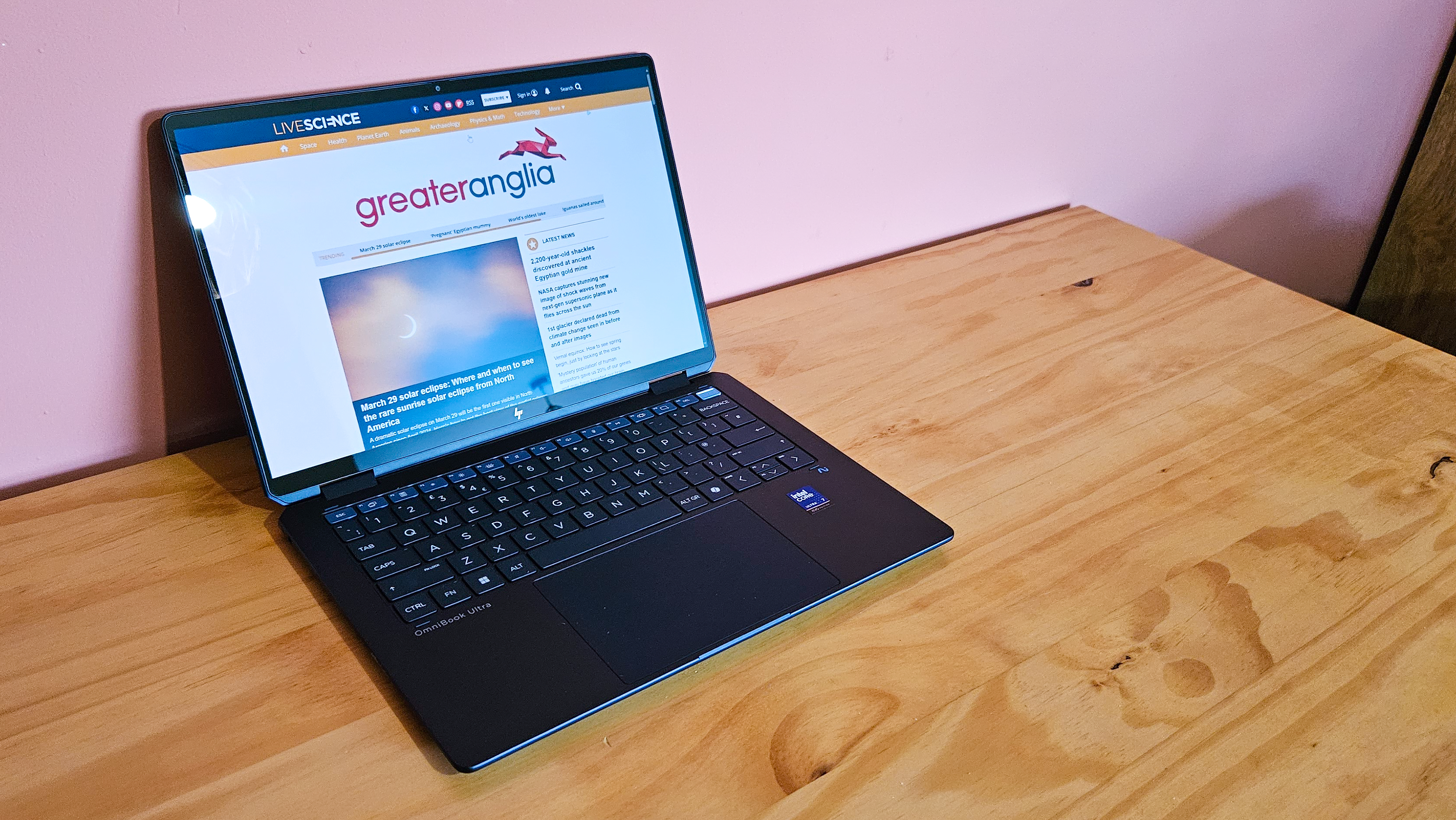 HP Omnibook Ultra 14 screen display.