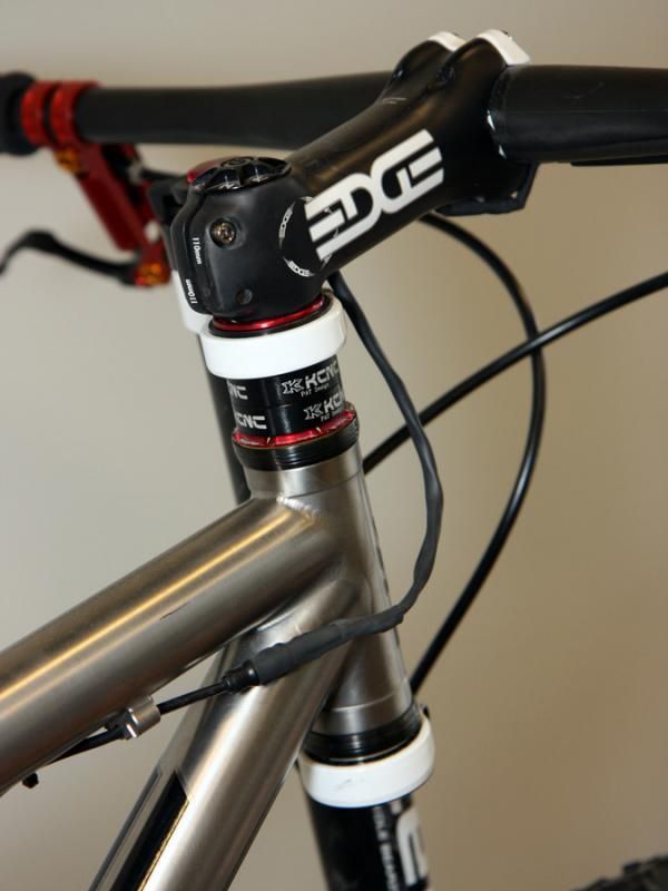 The KCNC headset used on the Titus 29er is very low-profile.