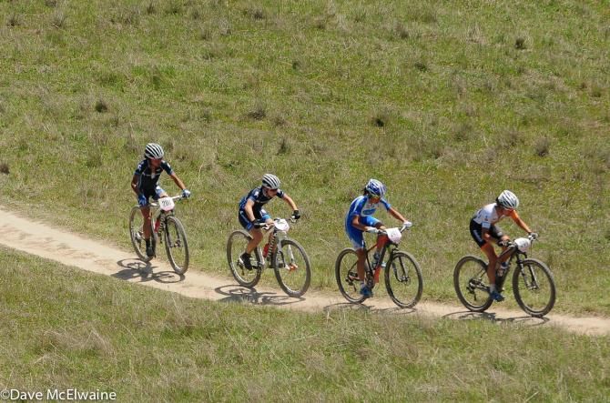 The lead group consisted of Marianne Vos (Rabo-Liv), Katerina Nash (Luna), Chloe Woodruff, and Evelyn Dong