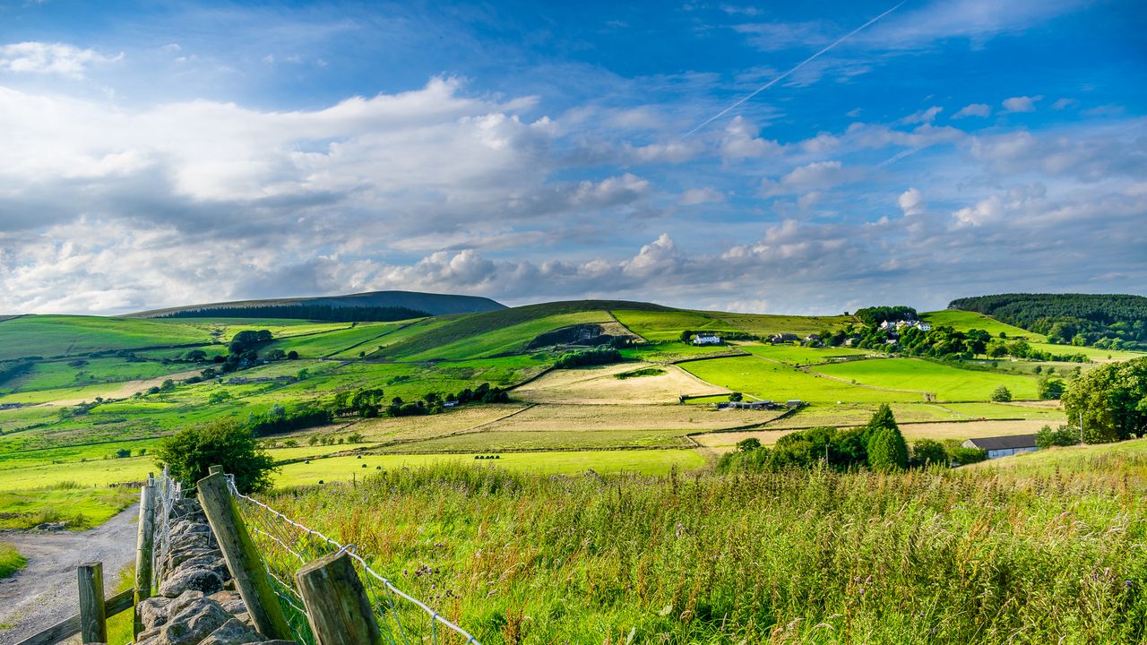 Pendle Hill, Lancashire. If you lived here, you&#039;d be happy by now. (Well, probably.)