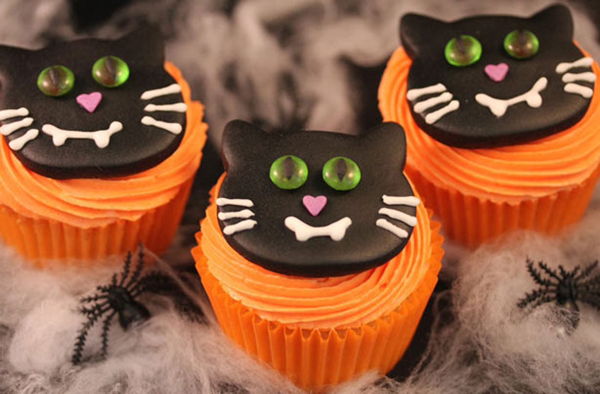 Vampire cat cupcakes