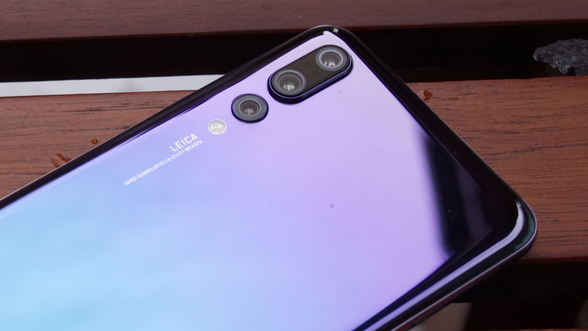 Huawei Mate 20 Pro snapped in striking Twilight shade