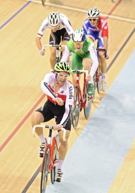 Tristan Marguet (Sui) holds off the charging bunch to win the men's scratch race