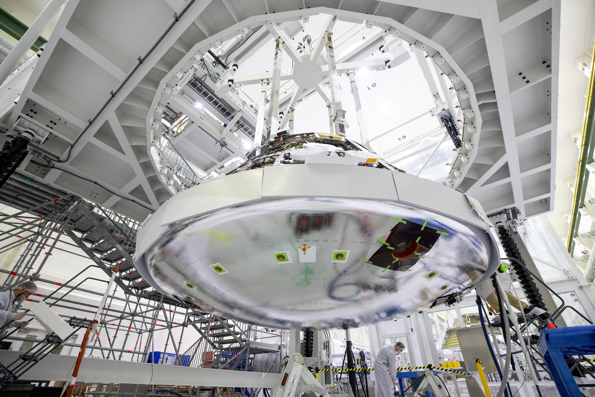  Heat shield installed for Artemis 2 moon mission (photo) 