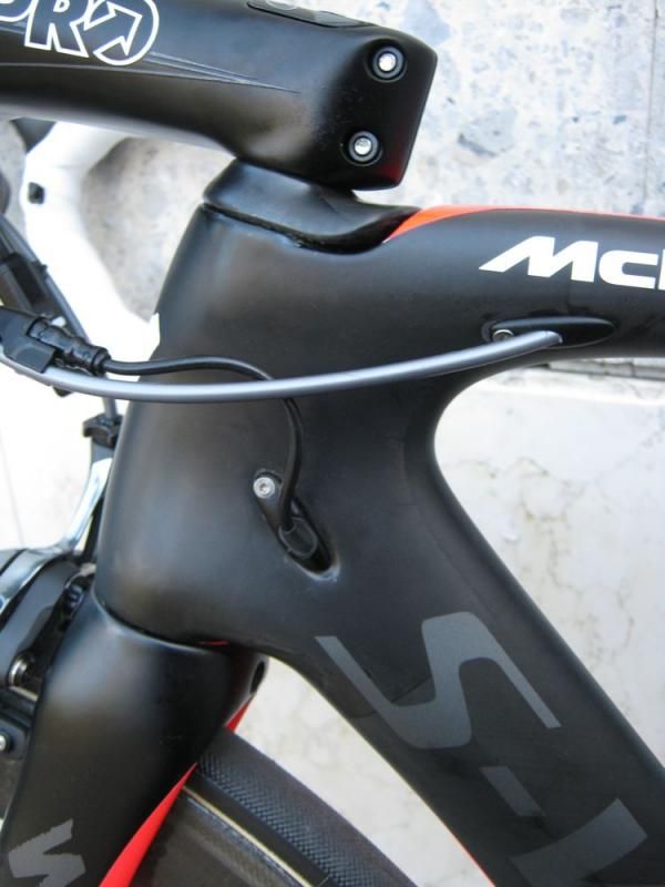 The head/steerer assembly is tapered to put stiffness where it's needed while staying aerodynamic. Internal cable routing also helps reduce drag.