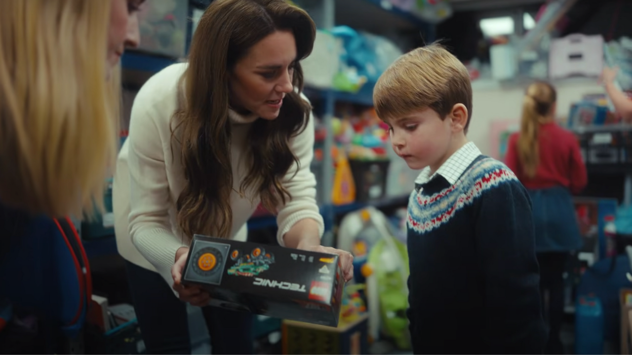 Prince George, Princess Charlotte and Prince Louis help at a baby bank