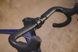 The new Giant Revolt D-Fuse handlebar with intergrated cables
